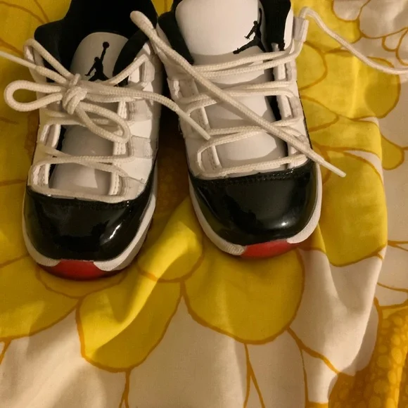 Nike Black and White Sneakers Classic Design - Picture 4 of 6